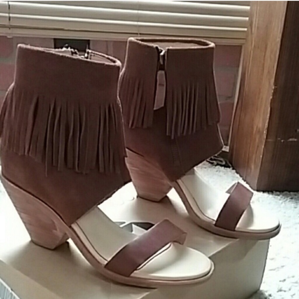 Ankle strap fringe sandals